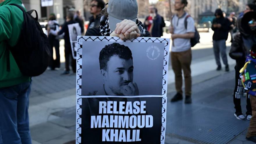 Manifestantes marchan en Manhattan para pedir la liberación del activista palestino Mahmud Jalil, 10 de marzo de 2025.
 (Foto: AFP).