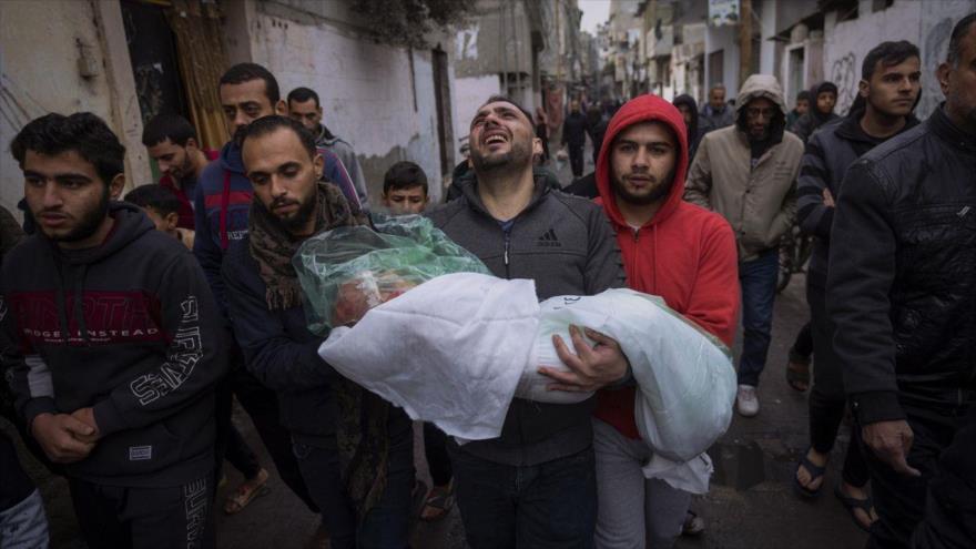 Un padre palestino lleva a su hijo muerto sobre sus manos, tras ataque israelí en Gaza, 18 de marzo de 2025.