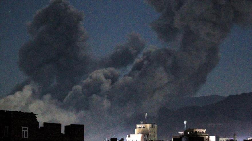 Humo tras un ataque estadounidense contra Saná, la capital de Yemen, 16 de marzo de 2025. (Foto: AFP)