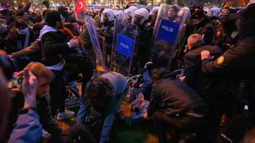 Policía turca reprime por 2.º día con mano dura a manifestantes | HISPANTV