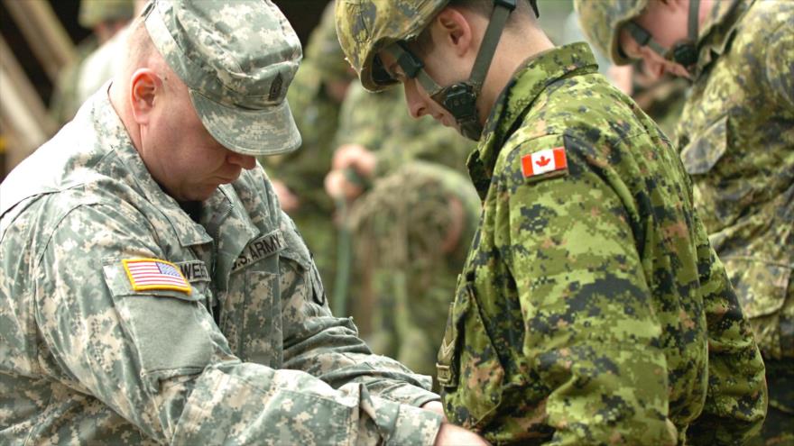 Un soldado estadounidense entrena a un soldado canadiense. (Foto: Flickr)