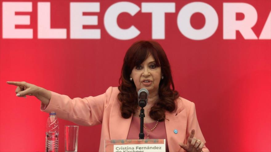 La expresidenta argentina Cristina Fernández de Kirchner habla durante un evento en México, 3 de agosto de 2024. (Foto: Reuters)
