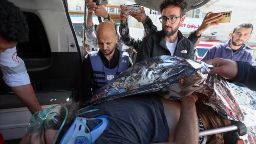 Un trabajador extranjero, herido en un ataque israelí contra la sede de la ONU, es trasladado al hospital en Deir al-Balah, en Gaza, 19 de marzo de 2025. (Foto: REUTERS)