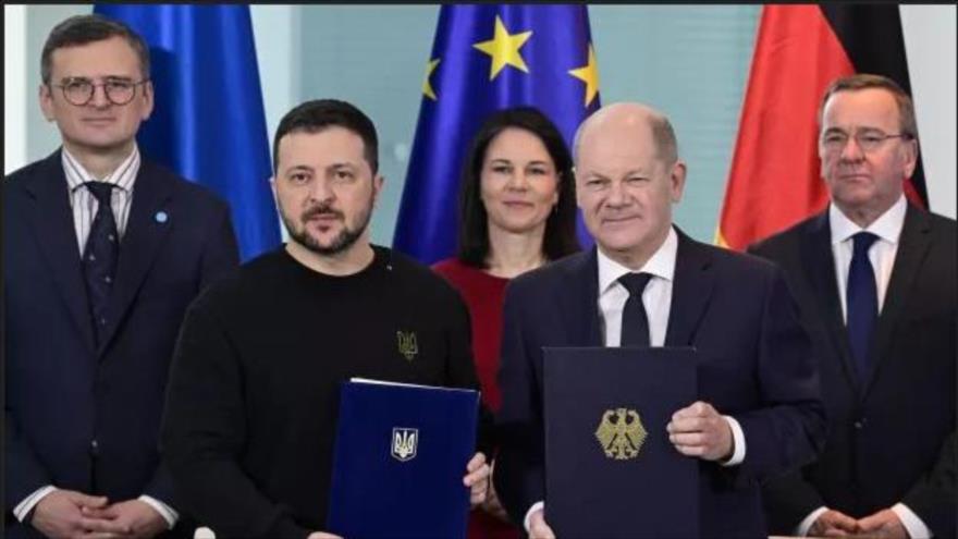 El presidente ucraniano, Volodimir Zelenski, junto al canciller alemán Olaf Scholz, después de firmar un acuerdo bilateral sobre compromisos de seguridad en febrero de 2025. Foto: AFP