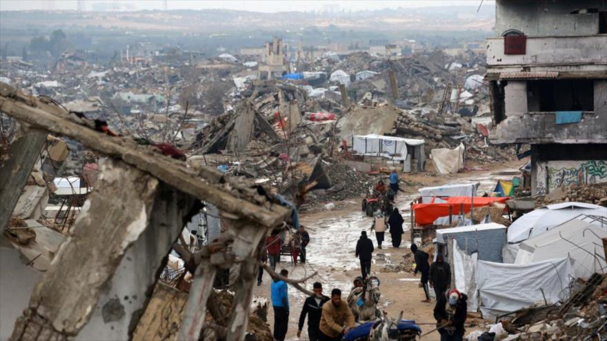 Palestinos huyen con sus pertenencias de Beit Lahia, en el norte de la Franja de Gaza, tras los ataques israelíes, el 21 de marzo de 2025. (Foto: AFP)