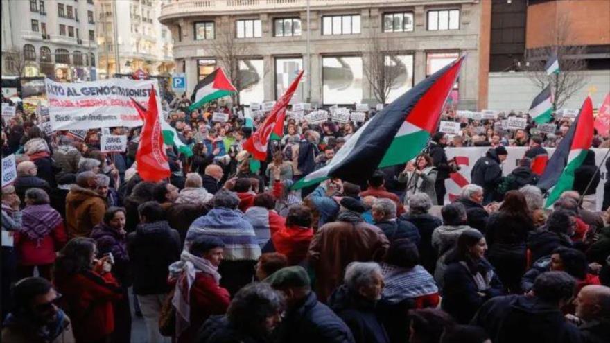 Los manifestantes españoles ondean la bandera de Palestina.