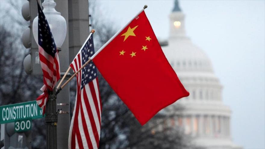 Banderas de China y EE.UU. a lo largo de la Avenida Pensilvania, cerca del Capitolio en Washington DC, enero de 2011. (Foto: Reuters)