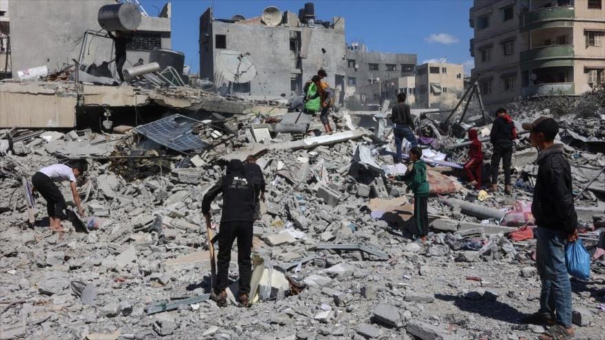 Palestinos inspeccionan los escombros de la casa de una familia palestina, tras un ataque israelí, Al-Sabra, Gaza, 19 de marzo de 2025. (Foto: AFP)