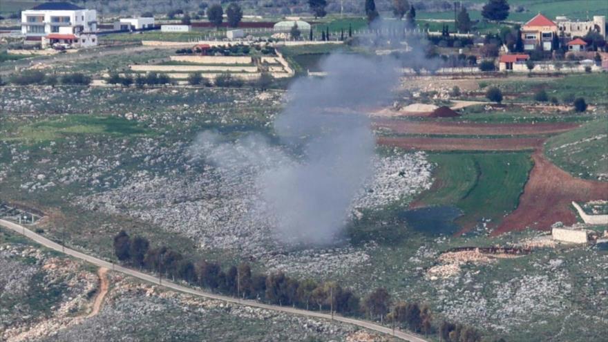 Columnas de humo se elevan desde el lugar del bombardeo de artillería israelí que tuvo como blanca zona de la aldea de Yohmor, sur del Líbano, 22 de, marzo de 2025. (Foto: AFP)