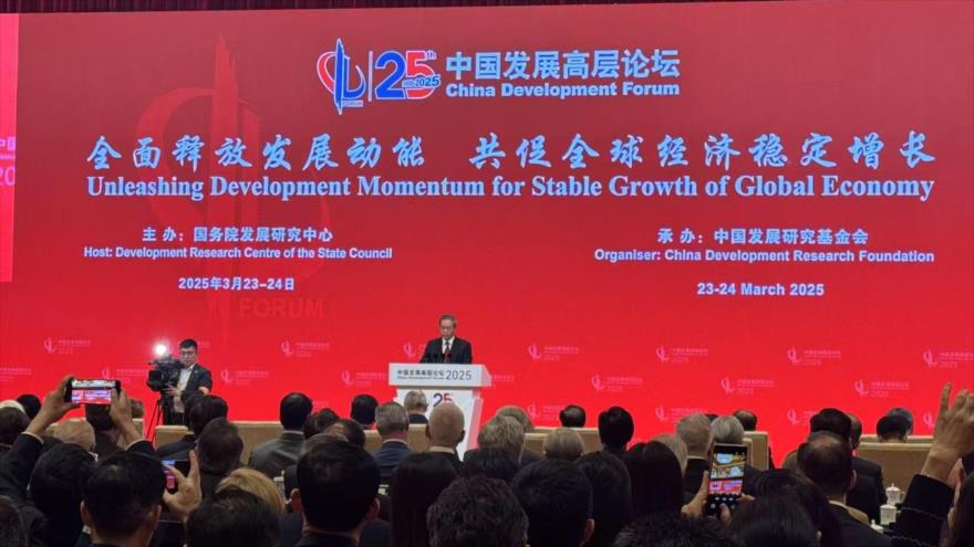 El primer ministro chino, Li Qiang, da un discurso en el Foro de Desarrollo de China 2025, 23 de marso de 2025.