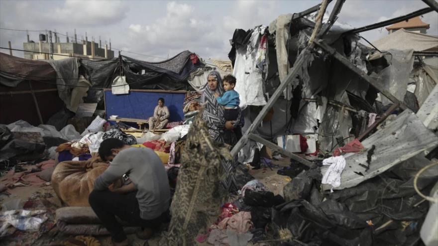 Palestinos desplazados inspeccionan sus carpas destruidas tras ataque israelí en la ciudad de Rafah, en mayo de 2024. (Foto: AP)