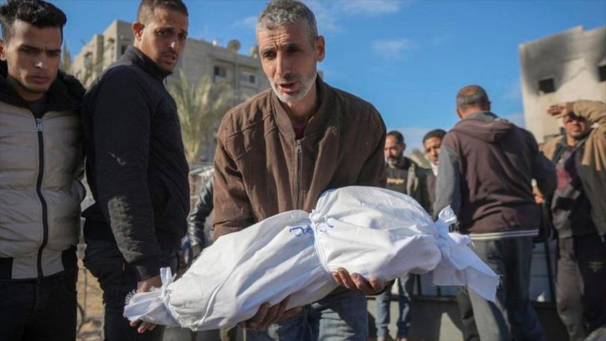 El cuerpo de una niña de 18 meses es llevado por su tío, tras un ataque aéreo israelí en Jan Yunis, en el sur de Gaza. Foto: AP