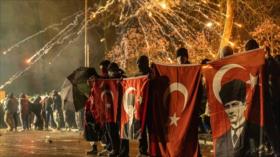 En fotos: Masivas protestas en Turquía tras el arresto de İmamoğlu