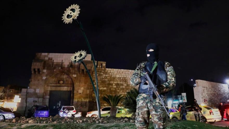 Un miembro de las fuerzas de seguridad del nuevo gobierno sirio vigila en una calle de Damasco, capital de Siria, 6 de marzo de 2025. (Foto: AP)