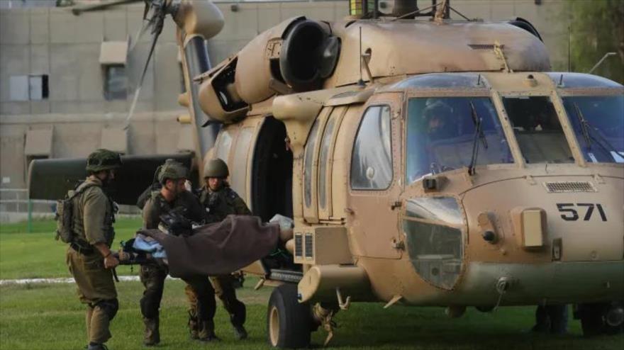 Los militares israelíes evacúan a un herido en helicóptero a un centro hospitalario.