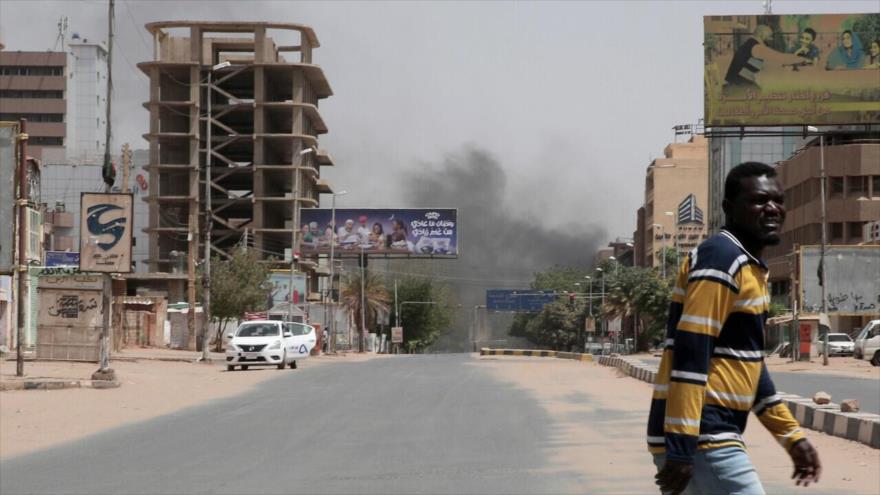 Se ve humo saliendo de un barrio de Jartum, Sudán, el 15 de abril de 2023. 