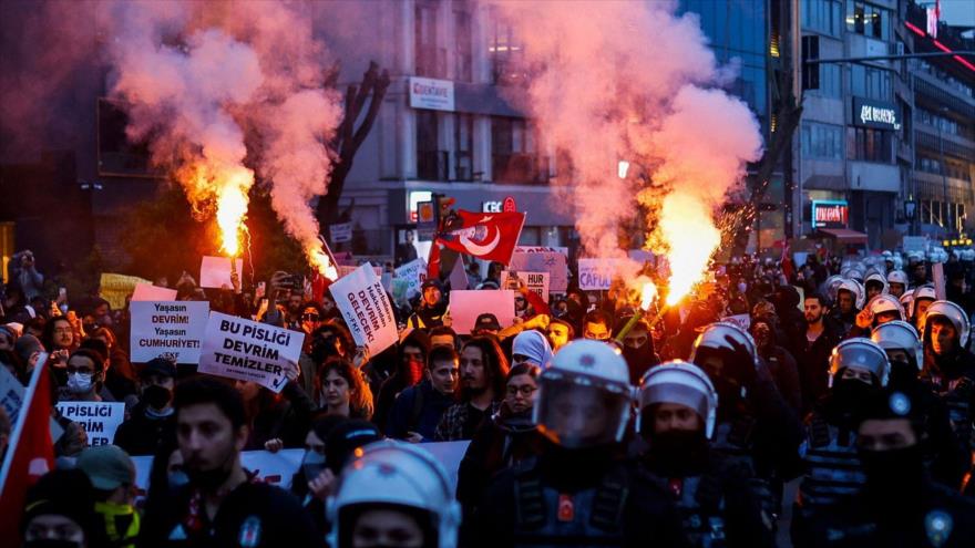 Manifestación de apoyo al alcalde de Estambul en las calles de la ciudad Kemal Aslan. (Foto: AFP)