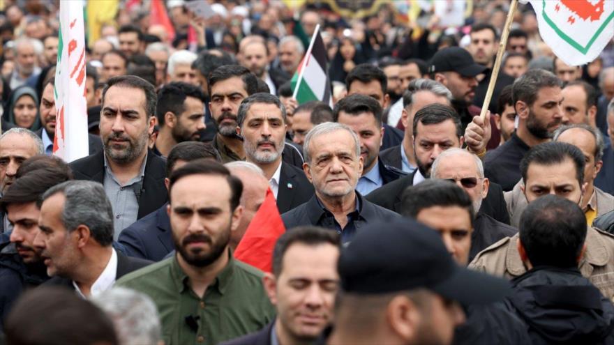 El presidente iraní, Masud Pezeshkian, participa en la marcha por Día Mundial de Al-Quds en Teherán (capital), 28 de marzo de 2025. (Foto: Presidente.ir) 