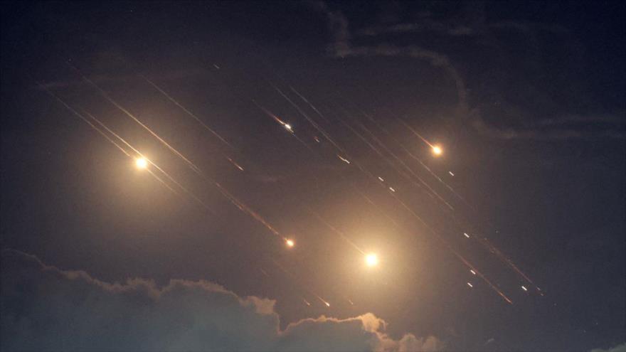 Lluvia de misiles de Irán apuntan sitios militares israelíes en los territorios ocupados durante la operación Verdadera Promesa, 14 de abril de 2024