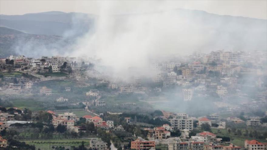Humo se eleva desde una zona de la ciudad de Khiam, tras los ataques israelíes, visto desde el distrito de Marjayoun, en el sur del Líbano, el 28 de marzo de 2025. (Foto de Reuters)