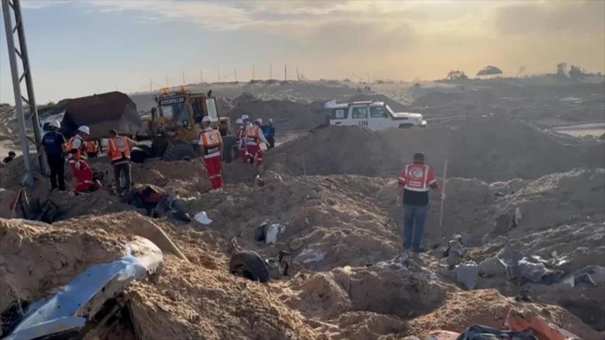Las operaciones de rescate para recuperar los cuerpos de 15 trabajadores humanitarios asesinados por Israel, en el sur de Rafah, Gaza, 27 de marzo de 2025. 
