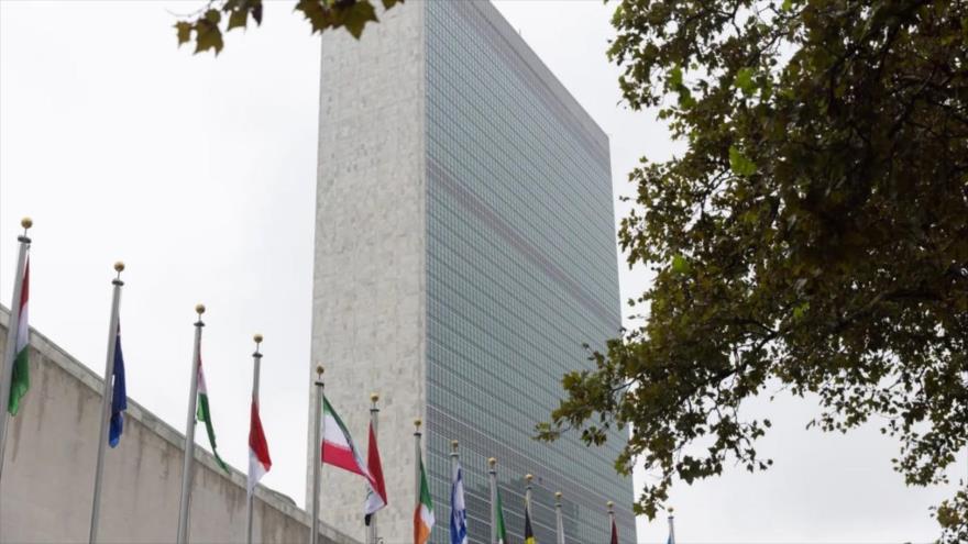 La bandera nacional de Irán (el 5.º de izda.), hondea frente a la sede de la ONU en Nueva York (EE.UU.).