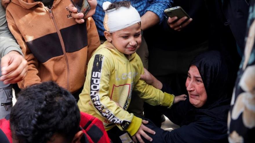 Un niño palestino herido en un ataque israelí, reacciona mientras se despide de su hermano asesinado en la ofensiva, Jan Yunis, 2 de abril de 2025. (Foto: Reuters)