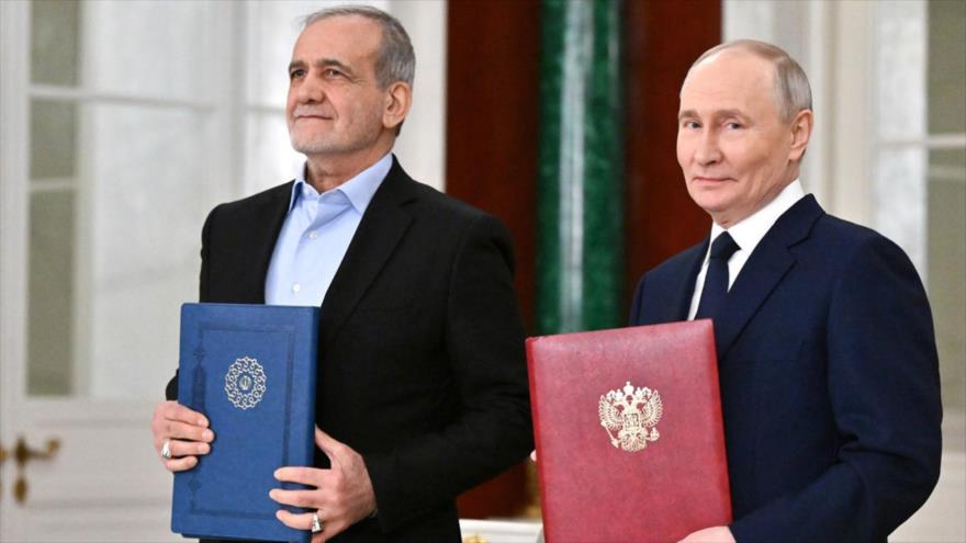 El presidente de Irán, Masud Pezeshkian (izda.) y su homólogo ruso, Vladimir Putin, tras firmar el Tratado de Asociación Estratégica, en Moscú, 17 de enero de 2025.