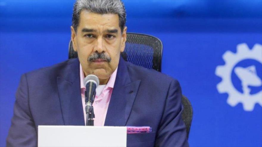 Maduro firma un decreto para “defender” la economía de Venezuela