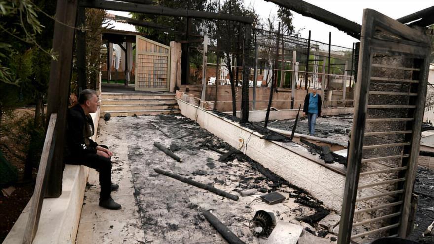 Un salón de bodas palestino es destruido por un incendio provocado por colonos israelíes ilegales en Bidya, Cisjordania, 8 de abril de 2025. (Foto: Anadolu)