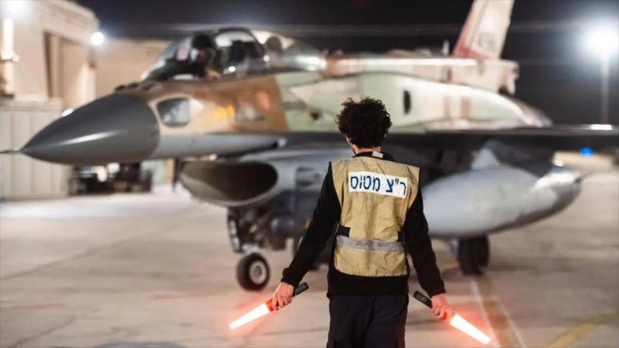 Vista de un avión de combate siendo preparado antes de un ataque del ejército israelí contra Gaza, 26 de octubre de 2024.