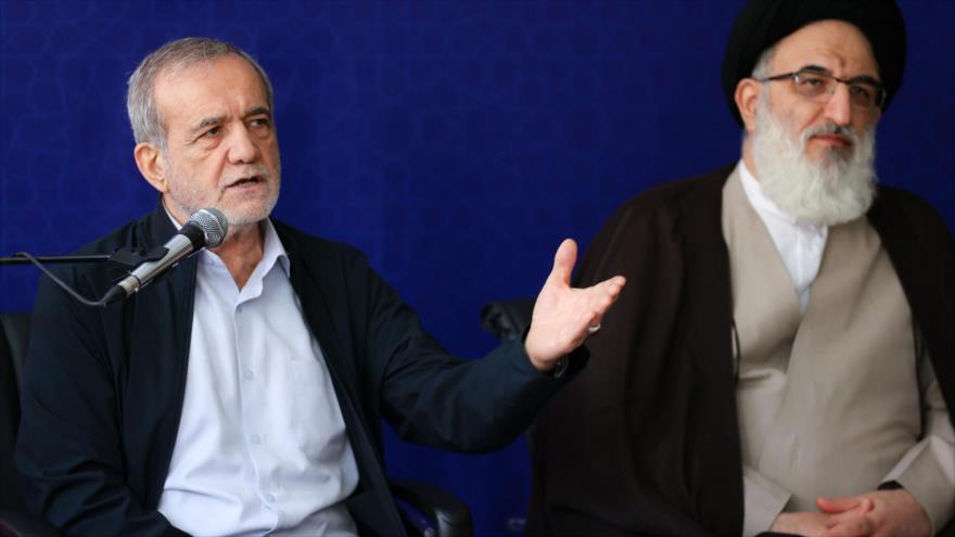 El presidente de Irán, Masud Pezeshkian (izda.), habla durante una reunión en la ciudad de Karaj, 10 de abril de 2025. (Foto: President.ir)