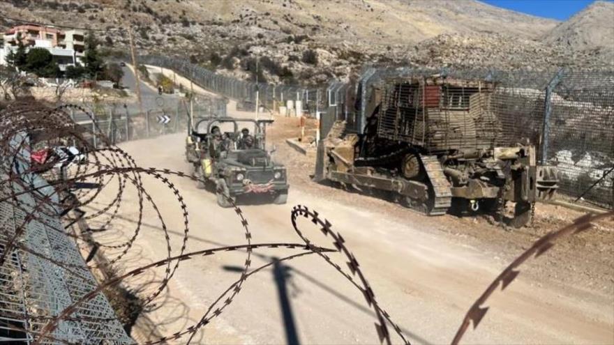 Soldados israelíes viajan en un vehículo militar a lo largo de la línea de alto el fuego con Siria y los altos del Golán ocupados por Israel.