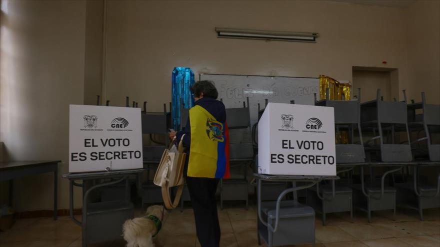 Un ciudadano ecuatoriano vota en la segunda vuelta de las elecciones presidenciales ecuatorianas, 13 de abril de 2025.

