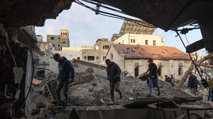 La gente observa la destrucción tras un ataque israelí al hospital Al-Ahli, Gaza, 13 de abril de 2025. (Foto: AFP/Getty Images)