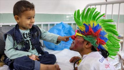 Artistas palestinos llevan consuelo a niños hospitalizados en Gaza