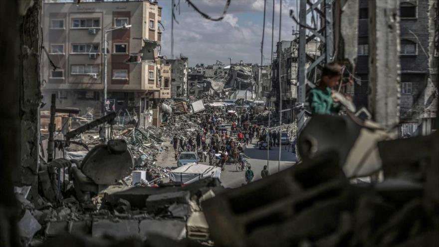 Palestinos del barrio de Shujaiya, en el este de Gaza, abandonan sus hogares después de un ataque israelí, 11 de abril de 2025.