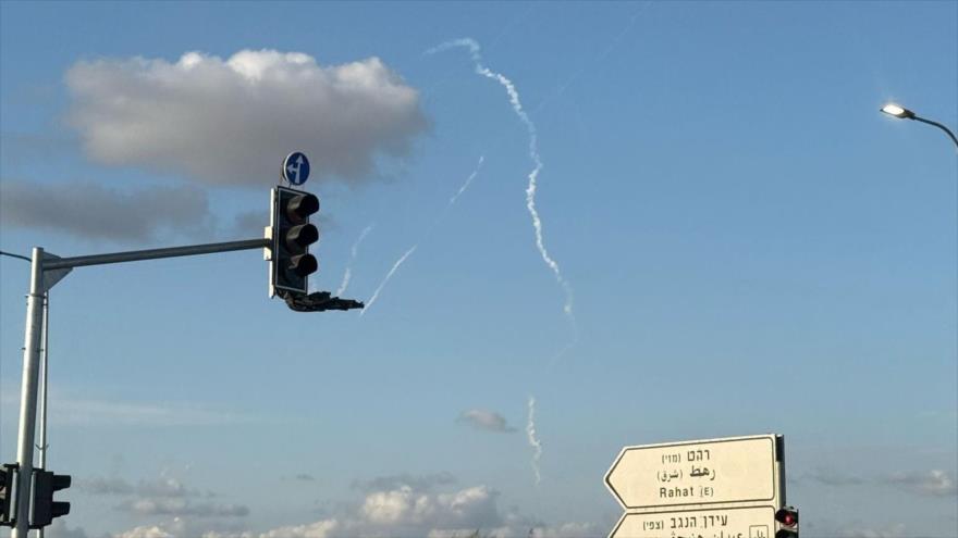 Estelas en el cielo sobre el sur de los territorios ocupados mientras un misil de Yemen es disparado contra Israel, el 13 de abril de 2025. (Foto: Redes sociales)