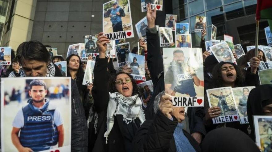Los periodistas se manifestaron en las escaleras de la Ópera de la Bastilla en París en homenaje a sus colegas palestinos asesinados por Israel en Gaza, 16 de abril de 2025. (Foto: AFP)