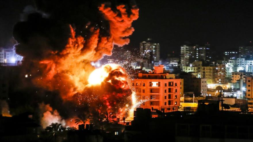 Fuego y humo se elevan sobre los edificios en la ciudad de Gaza tras ataques israelíes.