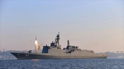Corea del Norte prueba misiles desde su destructor recién lanzado