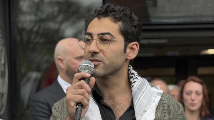 El estudiante Mohsen Mahdawi, afuera del tribunal el Burlington, Vermont, tras ser liberado el 30 de abril de 2025. (Foto: AP)