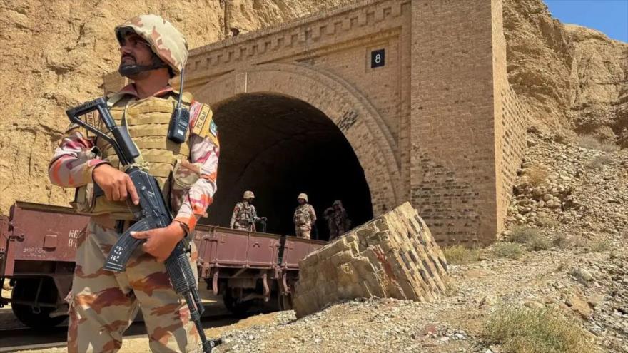 Soldados del Ejército de Pakistán se encuentran en un túnel en Bolan, Baluchistán, Pakistán.