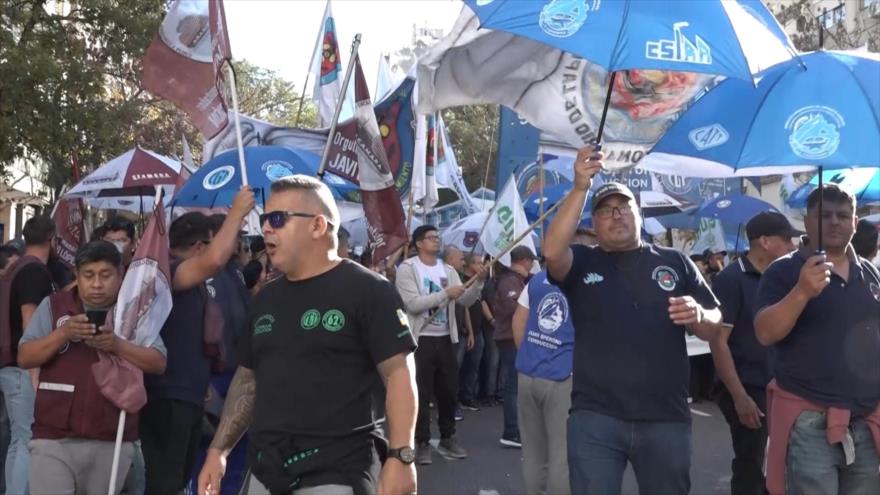 Miles de argentinos protestan contra políticas de Milei en Argentina