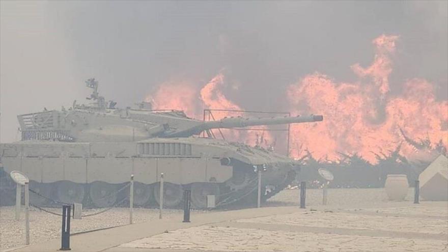 Enormes incendios forestales se propagan al museo del cuerpo blindado, en Latrun, cerca de Al-Quds (Jerusalén), 30 de abril de 2025.