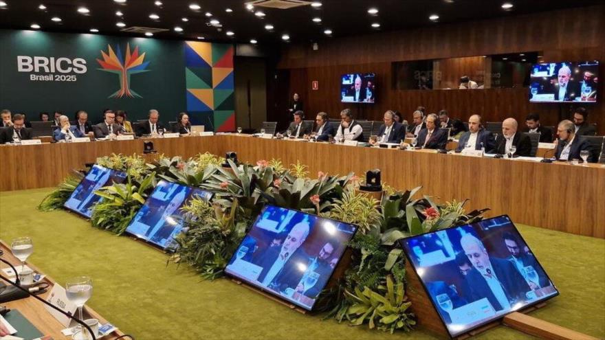 El secretario del Consejo Supremo de Seguridad Nacional, Ali Akbar Ahmadian, ofrece un discurso en una reunión de seguridad del bloque BRICS en Río de Janeiro, Brasil, 30 de abril de 2025.