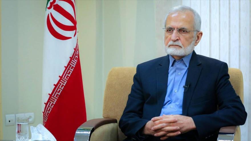 Kamal Jarazi, miembro del Consejo de Discernimiento de Conveniencia y el asesor del Líder de la Revolución Islámica de Irán, el ayatolá Seyed Ali Jamenei, en una reunión.
