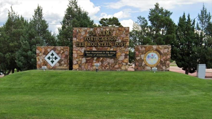 Se muestra el cartel a la entrada del Fuerte Carson del Ejército de EE. UU.
