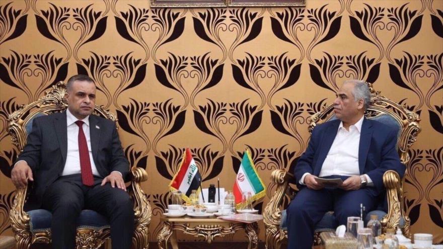 El ministro interino de Economía y Finanzas de Irán, Rahmatolá Akrami (der.), reunido con Hazem al-Khalidi en Teherán. 