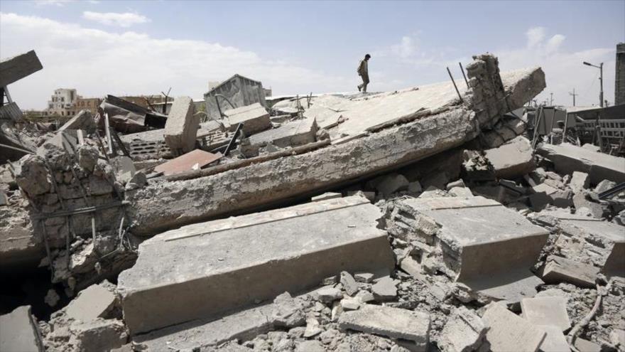 Un hombre camina entre los escombros tras los ataques aéreos estadounidenses, en Saná, Yemen, el 27 de abril de 2025. (Foto: Xinhua)